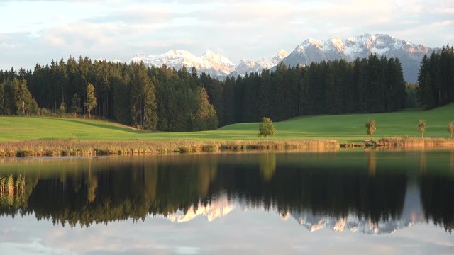 Romantischer Bergsee mit Alpenpanorama, Attlesee, Nesselwang, Allg&auml;u, 4K