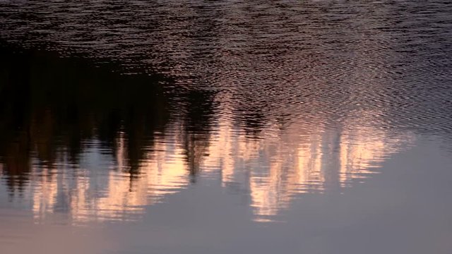 Berge und B&auml;ume spiegeln sich im Alpsee, Abendstimmung am See, Attlesee, Nesselwang, Allg&auml;u, 4K