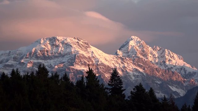 Schneebedeckte Berge im Allg&auml;u bei Sonnenuntergang, Alpengl&uuml;hen, Nesselwang, 4K