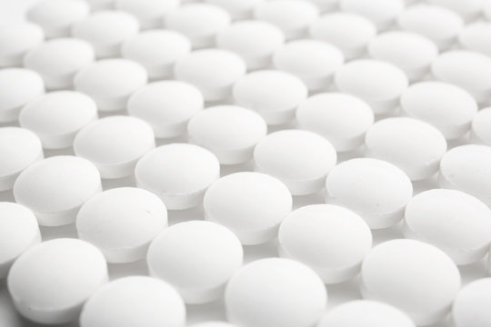 White round pills, closeup © Africa Studio