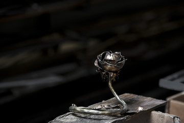 Geschmiedete Rose in einer Kunstschmiede