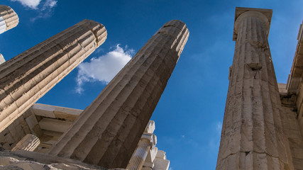 Les colonnes de l'entree de l'Acropole à Athenes