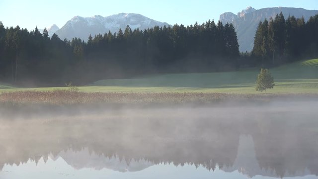 Nebelstimmung am Alpsee, Attlesee, Allg&auml;u, Nesselwang, Herbststimmung in den Alpen, 4K