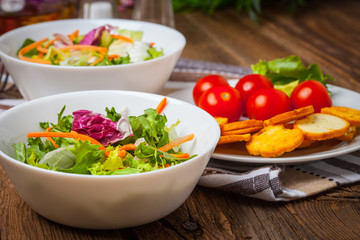 Mix of lettuce with croutons.