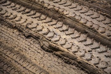 Fahrspuren im Schlamm