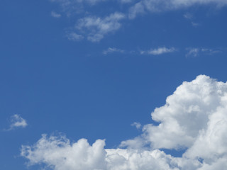 Obraz premium Light clouds to the right