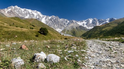 Fototapeta na wymiar Panoramic view of the path to the Shkara glacier in Georgia