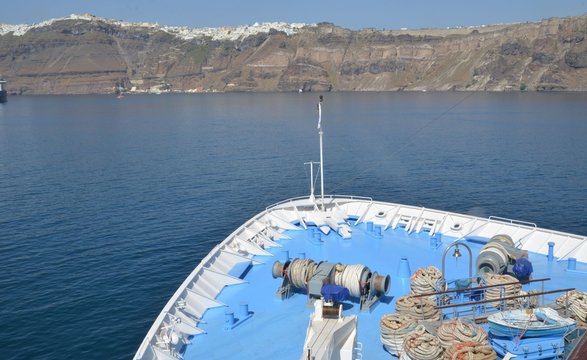 L'approche en bateau de la caldéra de Santorin, île des Cyclades en mer Egée