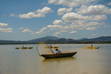 Los pescadores del Lago de Pátzcuaro están trabajando en la pesca en sus botes.