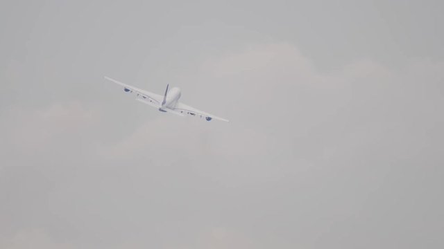 Widebody four-engine airplane climb