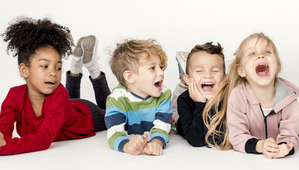 Happy little kids having fun together © Rawpixel.com