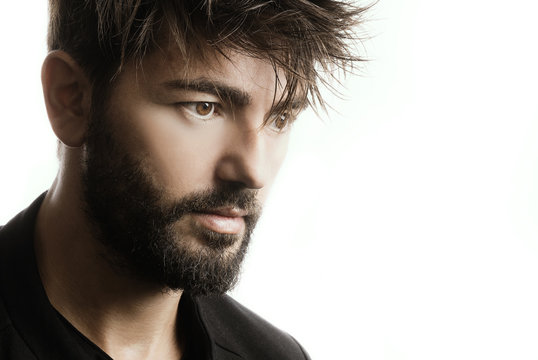 Ritratto di modello su sfondo bianco