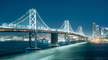 Draagtas Oakland Bay Bridge en het stadslicht & 39 s nachts. © Miune