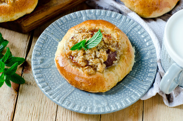 Open buns with cottage cheese (vatrushka) and shtreyzelem