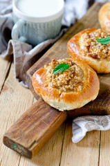 Open buns with cottage cheese (vatrushka) and shtreyzelem