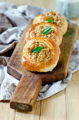 Open buns with cottage cheese (vatrushka) and shtreyzelem