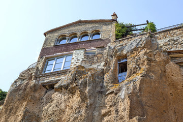 Здания нависающие над скалами. Чивита ди Баньореджо,...