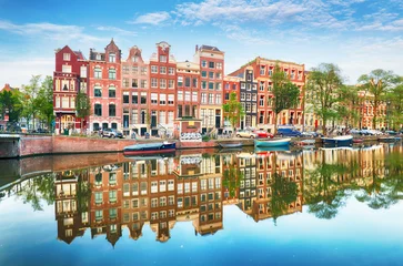 Foto auf Acrylglas Amsterdam Traditionelle holländische alte Häuser an Kanälen in Amsterdam, Niederlande.