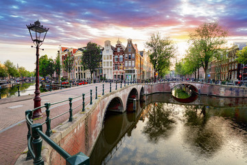 Amsterdamse grachtenpanden bij zonsondergang reflecties, Nederland