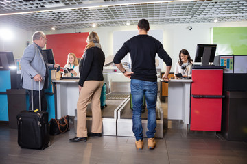 Obraz premium Passengers Weighting Their Luggage At Airport