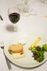 Assiette de fromage, verre de vin rouge