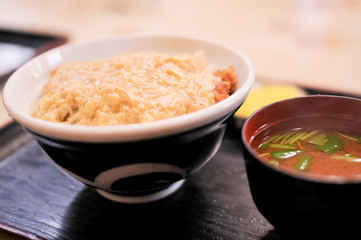 日本の伝統的なカツ丼と味噌汁