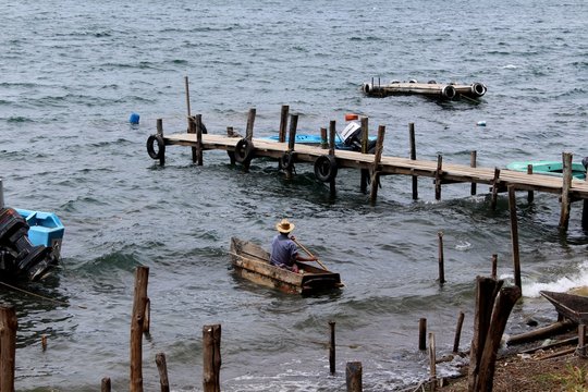 Barca che sta per navigare sul lago mosso di Atitlan, Guatemala