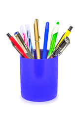 Ручки и карандаши в синем стакане на изолированном белом фоне