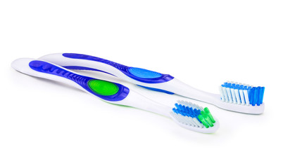 Две бело синих зубных щетки на изолированном белом фоне