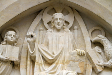 Tétramorphe. Jésus-Christ entouré des symboles de l'Apocalypse. Tympan. Couvent Saint-Gildard....