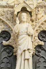 Obraz premium Statue du Christ sur le trumeau de la Cathédrale Saint-Etienne. Bourges. Statue of Christ on the trumeau of Saint-Etienne Cathedral. Bourges.