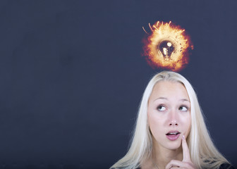 Frau mit explosiver Idee