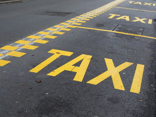 Fahrbahnmarkierung: Haltespur für Taxis