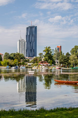 Obraz premium Erholungsgebiet Alte Donau im Sommer in Wien