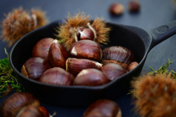 Hei&szlig;e Maronen in Pfanne