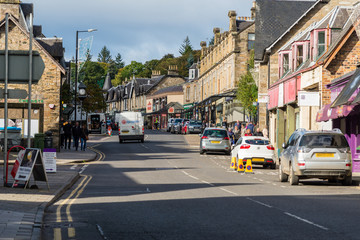Fototapeta na wymiar Busy Main Street Pitlochry Scotland