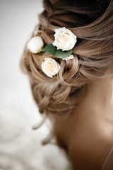 Naklejka premium Hairstyle with fresh flowers. rear view close-up. Rustic style