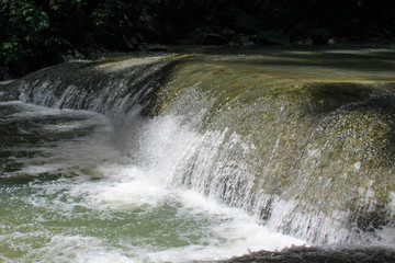 Cascata illuminata dal sole in Guatemala