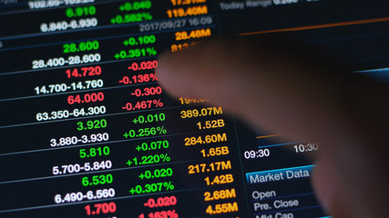 Obraz premium Businessman checking stock charts on a mobile device.