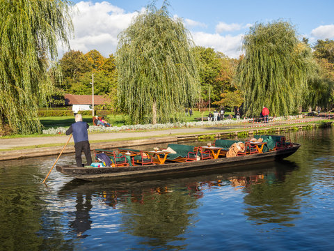 idyllischer Spreewald: Kahnfahrten auf der Spree
