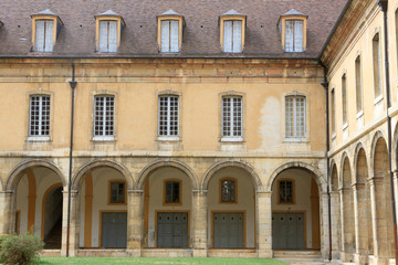 Fototapeta na wymiar Cloître. Abbaye de Cluny. Fondée en 909 ou 910. France. / Closter. Cluny Abbey. Cluny was founded in 910. France.