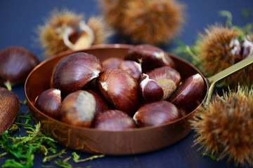 Esskastanien in Pfanne aus Kupfer