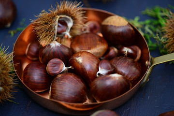 Maronen in Pfanne aus Kupfer