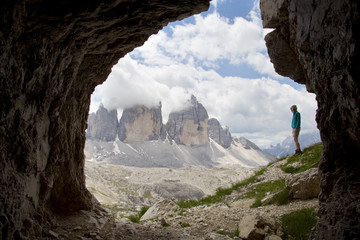 Frau Schaut zu den 3 Zinnen