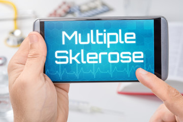 Smartphone mit dem Text Multiple Sklerose auf dem Display