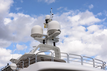 Radar und Funkanlage auf einer Motoryacht
