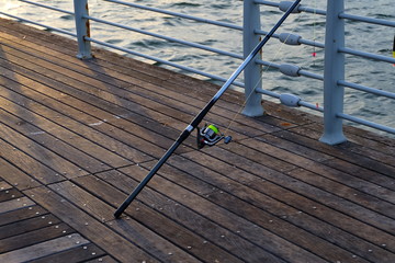 柵に立てかけられた釣り竿