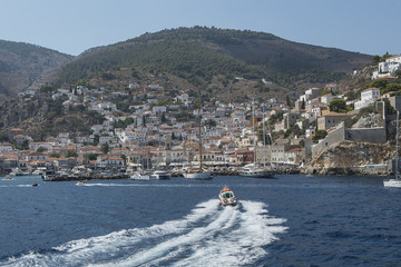 Motorschiff fährt in den Hafen der ägäischen Insel Hydra, Griechenland © tauav