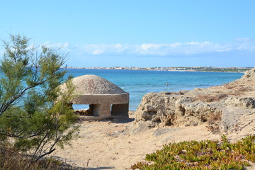 Salento - bunker nella spiaggia tra Gallipoli e Mancaversa