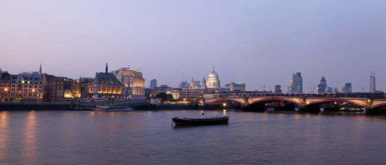 Obraz premium City of London skyline at dusk